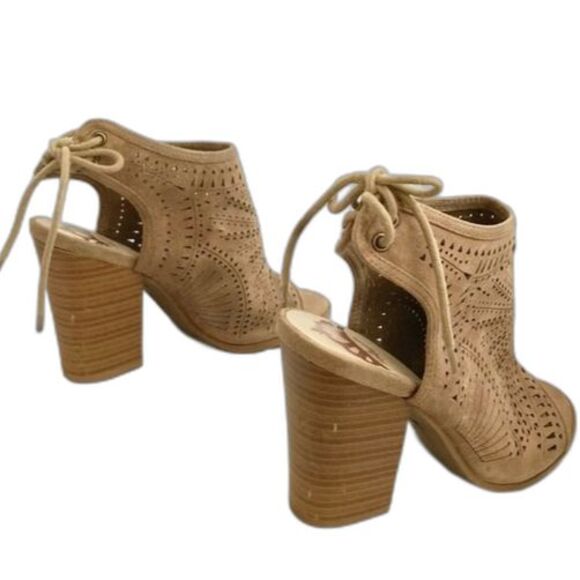 FERGALICIOUS Vorge Laser Cut detail Open Toe Sandal Womens 6 M - Picture 2 of 13